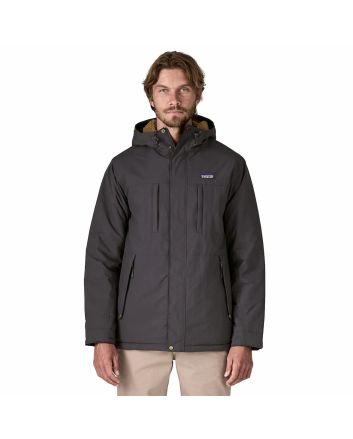 Hombre con parka Patagonia Men's Isthmus color negro tinta