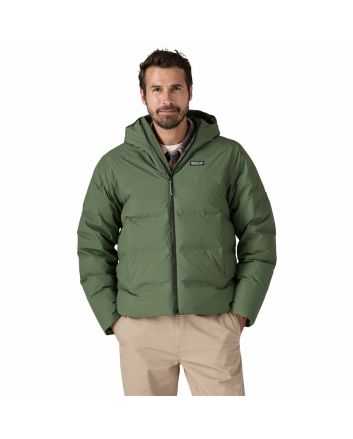 Hombre con plumífero Patagonia Jackson Glacier Jacket Verde Pino 
