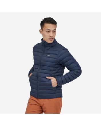 Hombre con chaqueta acolchada plegable Patagonia M's Down Sweater azul marino