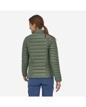 Mujer con chaqueta impermeable acolchada Patagonia W's Down Sweater verde