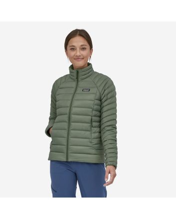 Mujer con chaqueta impermeable acolchada Patagonia W's Down Sweater verde