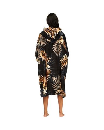 Mujer con Toalla de playa con capucha Billabong Hooded Towel Black Pebble negra con estampado tropical 