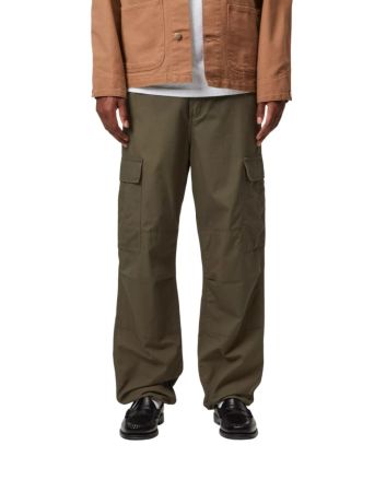 Hombre con Pantalón Carhartt WIP Regular Cargo Pant Verde Ciprés