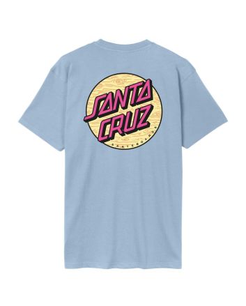 Camiseta Santa Cruz Wagon Dot Chest azul con logo rosa y fondo madera estampado en la espalda