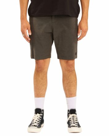 Hombre con Short sumergible Billabong Crossfire Mid Gris 