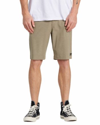 Hombre con short sumergible Billabong Crossfire Mid Caqui