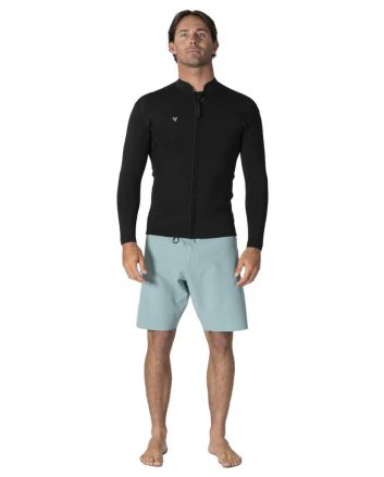 Hombre con Chaqueta de neopreno Vissla Solid Sets 2mm con cremallera frontal en color negro Black 2