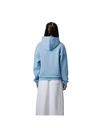 Mujer con Sudadera de capucha Carhartt WIP Women's Hooded Carhartt Sweat color azul pájaro y logo beige flor de sal