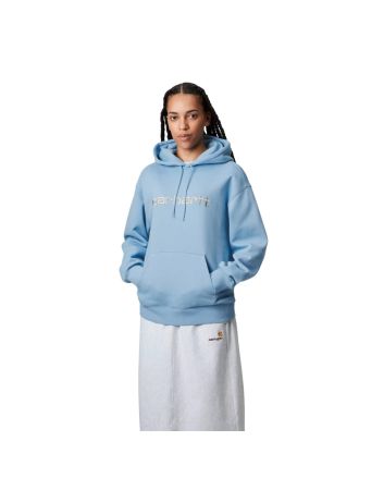 Mujer con Sudadera de capucha Carhartt WIP Women's Hooded Carhartt Sweat color azul pájaro y logo beige flor de sal