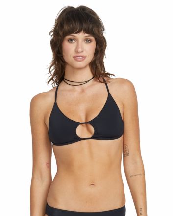 Mujer con top de bikini de tirantes Halter Volcom Simply Seamless X Negro 