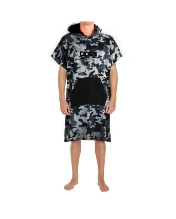 Toalla de playa con capucha FCS Towel Poncho para hombre con estampado de camuflaje gris y negro
