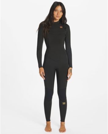 Mujer con traje de surf con cremallera en el pecho Billabong Synergy 4/3mm negro Wild Black
