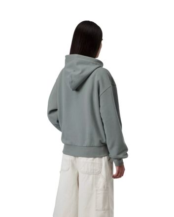 Mujer con sudadera de capucha Carhartt WIP W' Hooded Casey Verde Terciopelo con logo plateado