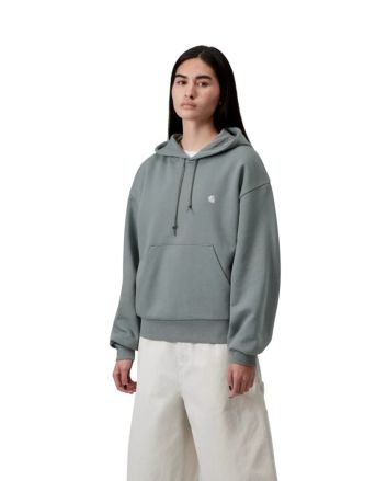 Mujer con sudadera de capucha Carhartt WIP W' Hooded Casey Verde Terciopelo con logo plateado