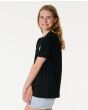 Niña con camiseta de manga corta Rip Curl Search Icon Negra 8-16 años lateral