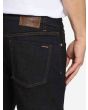 Hombre con Pantalón Vaquero Volcom 2X4 Denim Rinse azul marino bolsillo posterior