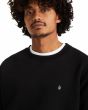 Hombre con sudadera básica Volcom Single Stone Negra bordado logo