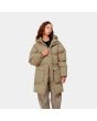 Mujer con abrigo impermeable Carhartt WIP Erie Coat beige cremallera