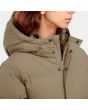 Mujer con abrigo impermeable Carhartt WIP Erie Coat beige cuello
