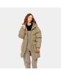 Mujer con abrigo impermeable Carhartt WIP Erie Coat beige