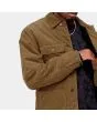 Hombre con abrigo de pana Carhartt WIP Michigan Coat marrón bolsillos