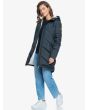 Mujer con chaqueta larga impermeable Roxy Storm Warning negra abierta