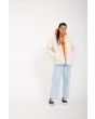 Mujer con chaqueta de borreguillo Volcom Blastone Coat Cloud bolsillos