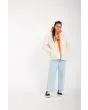Mujer con chaqueta de borreguillo Volcom Blastone Coat Cloud bolsillos