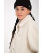 Mujer con chaqueta de borreguillo Volcom Blastone Coat Cloud tejido sherpa