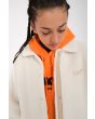 Mujer con chaqueta de borreguillo Volcom Blastone Coat Cloud botones