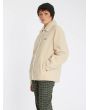 Mujer con chaqueta sherpa Volcom Blastone Sand lateral
