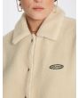 Mujer con chaqueta sherpa Volcom Blastone Sand logo