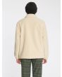 Mujer con chaqueta sherpa Volcom Blastone Sand posterior