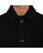 Hombre con abrigo Volcom Floyder Peacoat Negro cierre de botones