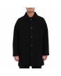 Hombre con abrigo Volcom Floyder Peacoat Negro cerrado