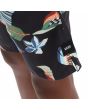 Niño con bañador surfero Vans Mixed Volley II negro floral etiqueta