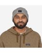 Hombre con Gorro Patagonia Everyday Beanie gris Unisex