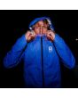 Hombre con Chaqueta cortavientos Bell Windbreaker Innegra azul bajo la lluvia