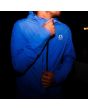 Hombre con Chaqueta cortavientos Bell Windbreaker Innegra azul bajo la lluvia cremallera