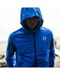 Hombre con Chaqueta cortavientos Bell Windbreaker Innegra azul con capucha y resistente a la lluvia