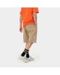 Hombre con bermudas Carhartt WIP Ruck Single Short marrones posterior