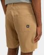 Hombre con short Element Sawyer 18" caqui bolsillo posterior