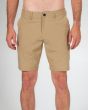 Hombre con Bermudas sumergibles Salty Crew Drifter 2 Hybrid Walkshort caqui