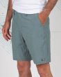 Hombre con Bermudas sumergibles Salty Crew Drifter 2 Hybrid Walkshort verde pino lateral 