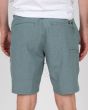 Hombre con Bermudas sumergibles Salty Crew Drifter 2 Hybrid Walkshort verde pino posterior