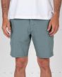 Hombre con Bermudas sumergibles Salty Crew Drifter 2 Hybrid Walkshort verde pino