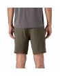 Hombre con Bermudas Patagonia Hydropeak Hybrid Walk Shorts 18'' Verdes posterior