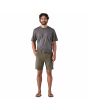 Hombre con Bermudas Patagonia Hydropeak Hybrid Walk Shorts 18'' Verdes slim fit