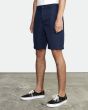 Hombre con bermudas RVCA Daggers Chino Shorts 19" azul marino izquierda