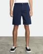 Hombre con bermudas RVCA Daggers Chino Shorts 19" azul marino